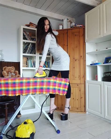 Meet Ekaterina Lisina The Woman With The Longest Legs In The World