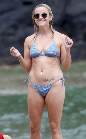 The Quick News Reese Witherspoon Brings The Heat To Hawaii Bikini Shot Of The Day