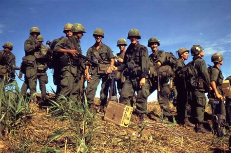 First Cav Sky Troopers Taking A Break Vietnam Guerre Du Vietnam