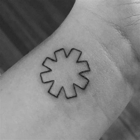 Presenter jessimae peluso hears their stories, nicely tailors. My red hot chili peppers tattoo :) | Tatuagens femininas ...