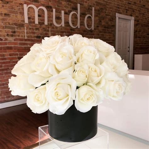 Two Dozen White Roses In Chicago Il Mudd Fleur