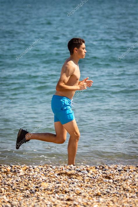 Fotos de Adolescente Caucásico Años Sin Camisa Corriendo Una Playa Junto Mar Imagen de