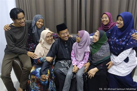 Sidang media menteri besar terengganu di kampung budaya terengganu muzium negeri. Dr Ahmad Samsuri Mokhtar Menteri Besar Terengganu Yang ...