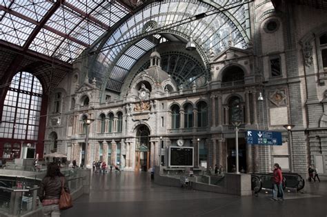 Der ehemalige kopfbahnhof wird täglich von etwa 540 zügen befahren. Zughalle im Bahnhof Antwerpen (Station Antwerpen-Centraal ...
