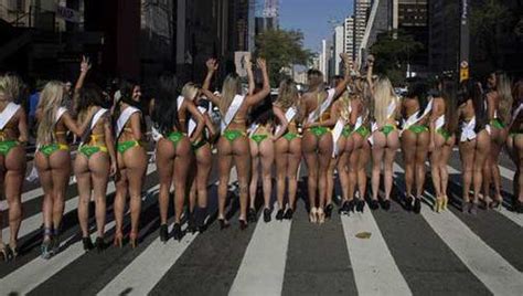 Candidatas A Miss Bumbum Paralizan Calles De Sao Paulo
