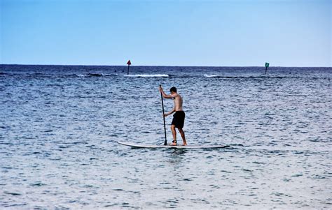 Standup Paddle Boarder Off Beach Of Waikiki Boarders Waikiki Standup