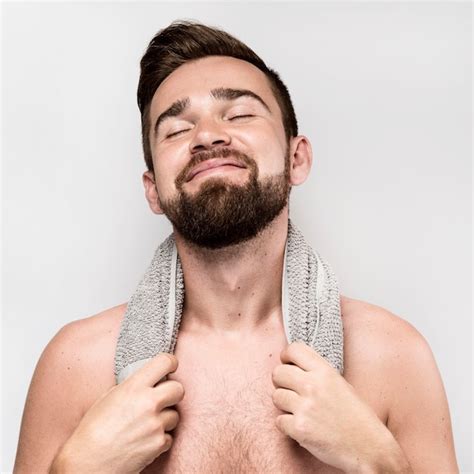 Hombre Sonriente Posando Sin Camisa Foto Gratis