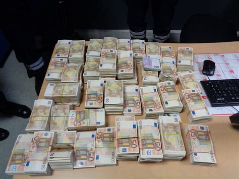 1 million d'euros en billets de banque découvert dissimulé dans une