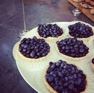 Looking for a dessert with all the taste, but fewer calories? Blueberry tart ♡ | Food, Healthy low calorie meals ...