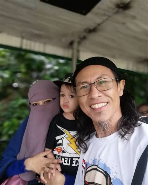 Meskipun diri sendiri yang berulang tahun, tak ada salahnya untuk mengucapkan selamat disertai doa ulang tahun untuk diri sendiri guna memotivasi diri agar lebih baik. "Seronok Tengok Abang Sekeluarga Sentiasa Bersama." Ebit ...