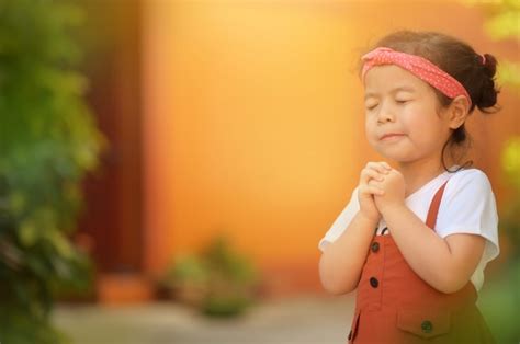 Premium Photo Cute Asian Little Girl Closed Her Eyes And Praying In