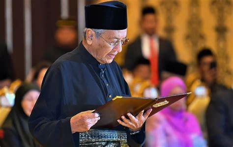 Born 10 july 1925) is a malaysian politician, statesman. 4 Inspiring Examples Of True Leadership From Prime ...