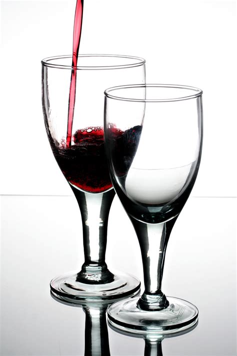 Archivopouring Red Wine Into A Glass Wikipedia La Enciclopedia