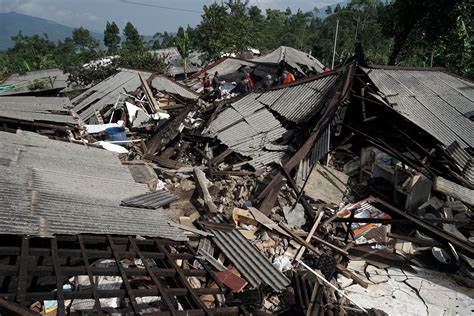 Hundreds Flee Homes As 44 Magnitude Quake Strikes Indonesia