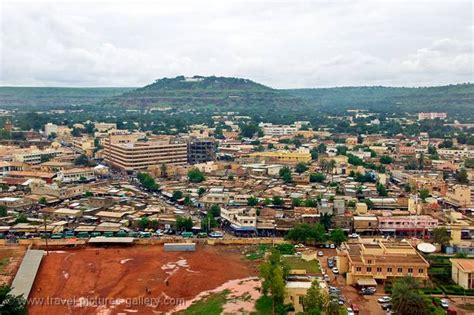 Bamako is the capital of mali and straddles the niger river. idée voyage bamako