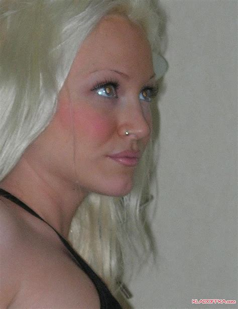 Симпатичная блондинка Сима с красивой фигурой любит частные эротические фото Красивые