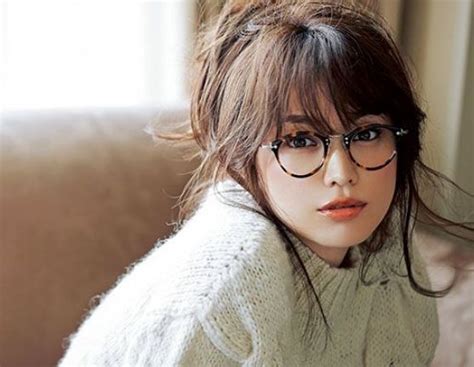 Whether you have long hair, short hair or something in between, this is going to be the year you get bangs. Bangs with Glasses Hairstyles | Hairstyles with glasses ...