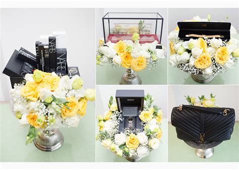 Boleh rujuk dalam video ni gubahan hantaran tunang simple ataupun jika anda nak mencari gubahan hantaran tunang untuk lelaki. Idea Gubahan Hantaran Cantik dan Terkini! - Sweetpictures