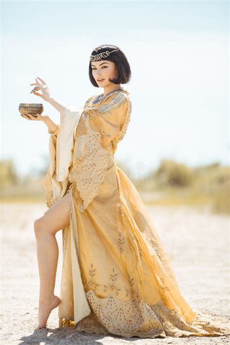 Mooie Vrouw Zoals Egyptische Koningin Cleopatra Met Kop Openlucht In Woestijn Stock Afbeelding
