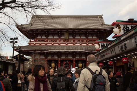 Ludzie One Modlą Się Przy Senso Ji świątynią W Tokio Japonia
