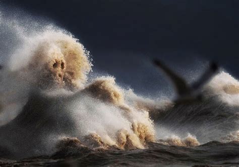 Photographer Captures The Magnificent Waves Of Lake Erie Demilked