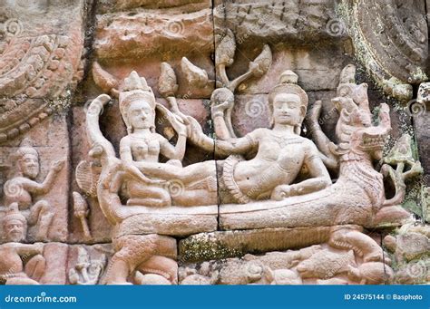 Cinzeladura Antiga Do Khmer De Vishnu E De Lakshmi Foto De Stock Imagem De Hindu Antigo