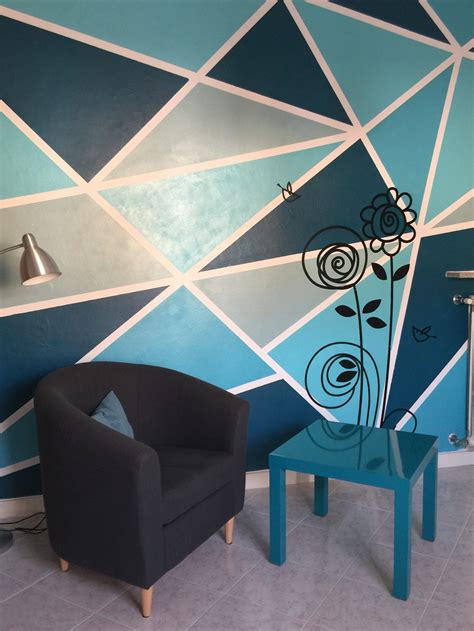 Picking tiles, paint samples, home decor, whispering. Tinteggiare: la parete con una decorazione geometrica ...