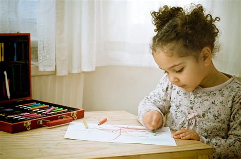 Anak Sedang Menggambar Foto Stok Unduh Gambar Sekarang Anak Umur