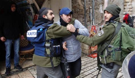 Palestinians Israeli Police Clash At Jerusalem Holy Site Ya Libnan