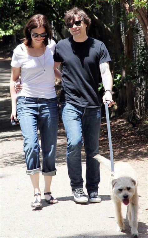 Номинантка на премии «золотой глобус» и «эмми». Mandy Moore with Ryan Adams walking their little friend in ...
