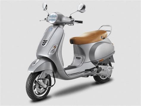 Vespa returned to the american market in 2001 with a new, more modern style et series, in 50 cc two and 999 produced worldwide in unique colours and each one receiving a commemorative badge. Vespa VXL 125 available colors