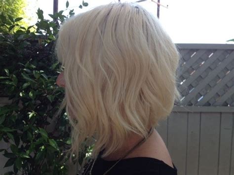 Shaggy Inverted Bob Blonde Loose Curls Capellistyle
