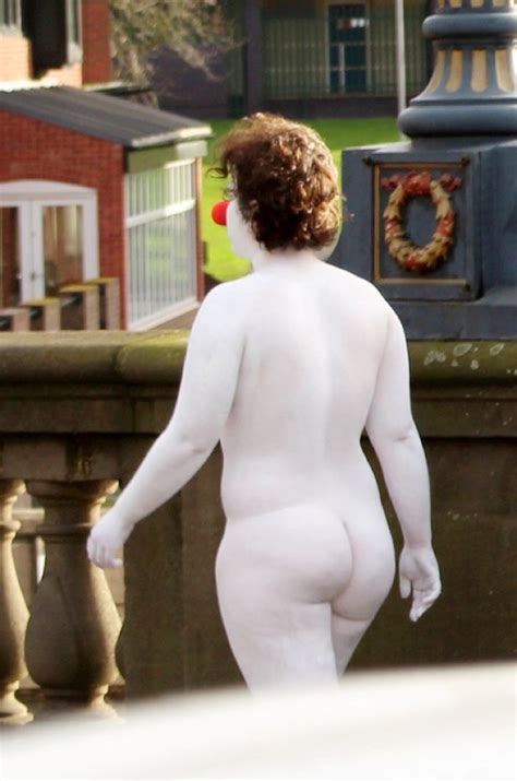 Esta Misteriosa Mujer Deambula Desnuda Pintada De Blanco Y Con Nariz