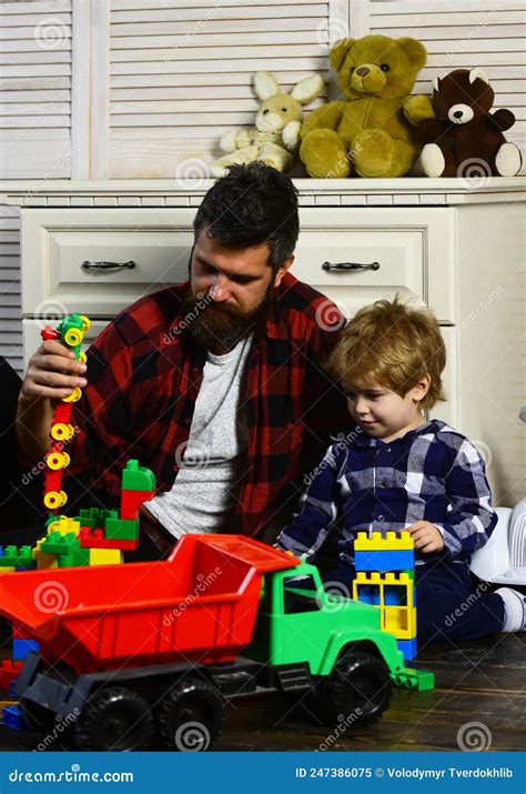 Enfant Et Papa Jouent Aux Jouets Lego Père Et Fils Créent Des Jouets à