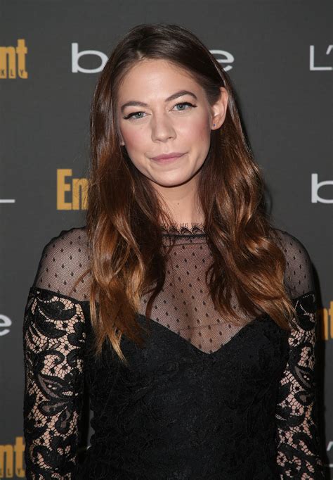 Beachy Waves And Bold Brows Looked Great On Analeigh Tipton At Stars Glam It Up At Pre Emmy