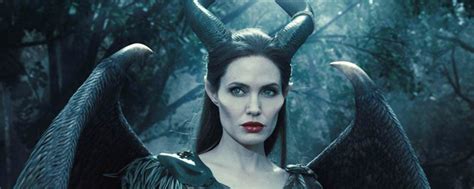 L'histoire a été revisitée pour donner à maléfique (angelina jolie) un statut plus ambigu et complexe qui fait d'elle le personnage central de l'histoire. Maléfique devient le plus gros succès d'Angelina Jolie aux ...