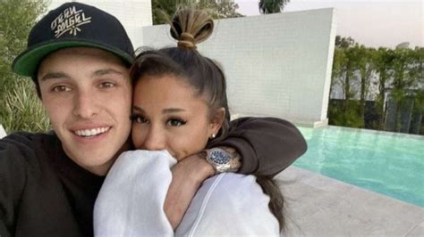 Ariana grande and dalton gomez were married in an intimate ceremony over the weekend, billboard can confirm. Ariana Grande rings in 27 with a selfie featuring new beau ...