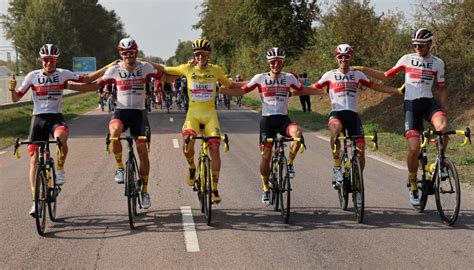 Tadej pogačar je v prvi etapi dirke po franciji oblekel belo majico najboljšega mladega kolesarja, a pretiranega veselja v ekipi ni. Bagaimana Pogacar Sapu Yellow, White, dan Polkadot Jersey ...