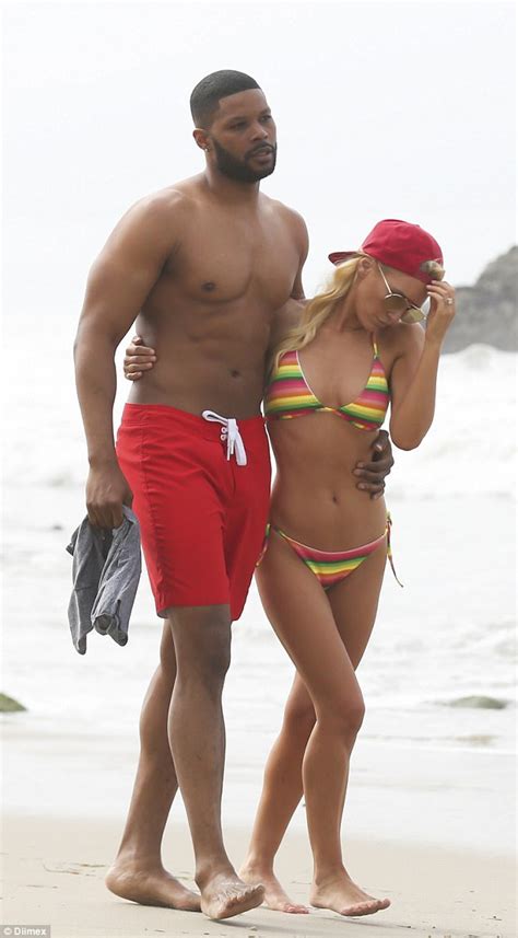 Nicky Whelan And Kerry Rhodes Put On A Loved Up Display Daily Mail Online