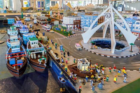 Miniatura De Lego Del Puerto Del Mar Con Las Naves Los Amarres Y Toda