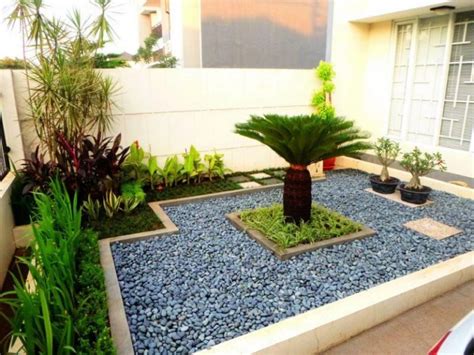 Impian untuk membuat sebuah area hijau yang tampak asri sebagai tempat pajangan koleksi tanaman hias atau sebagai spot rekreasi itu mudah. Desain Taman Depan Rumah Minimalis Lahan Sempit - Yanris ...