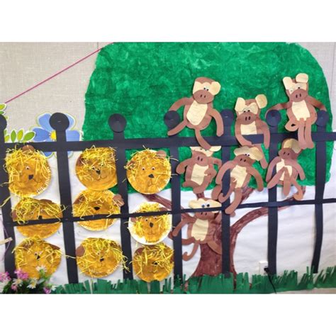 Zoo animals | Classroom bulletin boards, Zoo bulletin board, Animal crafts