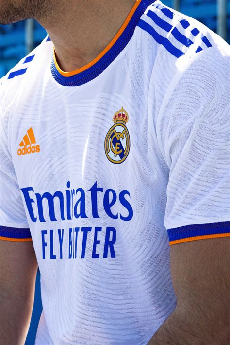 Real Madrid El Real Madrid Presenta Su Nueva Camiseta Para La Temporada 202122 Foto 8 De 21
