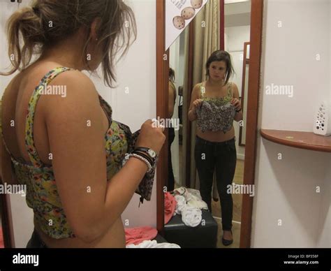 Teenager M Dchen Kleidung In Umkleide Anprobieren Stockfotografie Alamy