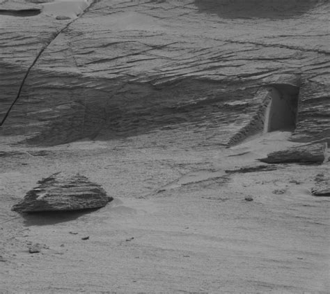 ‘door To Mars Nasas Curiosity Rover Finds Something Strange On The