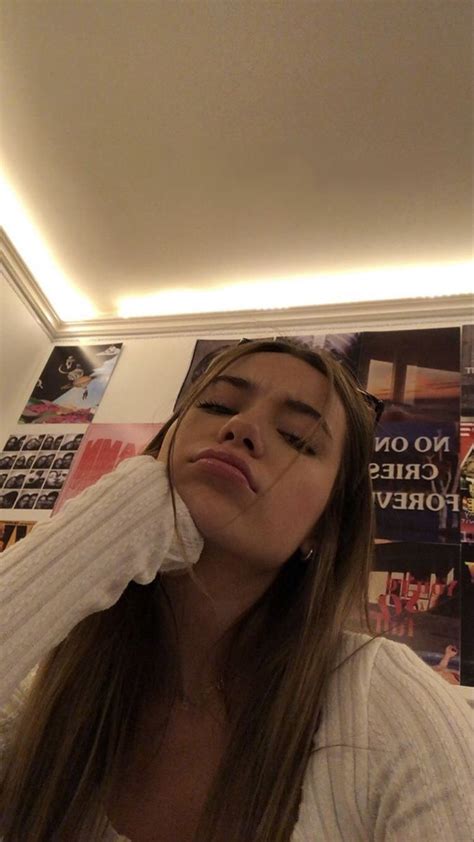 Pin By Larissa 💫 On Sophia Birlem Selfie Poses Cute Poses For Pictures Snap Girls