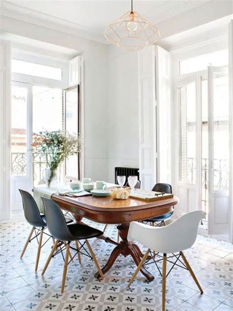 Glamour and sculptural interest, all in one table. 54 Gorgeous Oval Dining Tables For Your Modern Kitchen - EcstasyCoffee