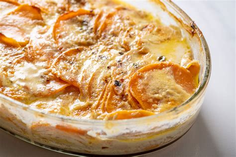 Most old family recipes call for cheddar cheese and milk, thickened with a sprinkling of flour, but this updated version takes it to a new level, with rich cream. Ina Garten Scalloped Potatoes Recipe / Simple Potato Gratin Smitten Kitchen / Ina's officially ...