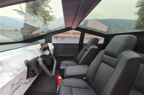 Tesla pickup truck is here. Tesla Cybertruck : une réplique plus vraie que nature ...