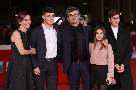 Il regista paolo genovese ha espresso il suo cordoglio per l'incidente d'auto avvenuto a roma, che è costato la vita a due ragazze di 16 anni, camilla romagnoli e gaia von freymann.alla guida dell'auto che ha colpito le due ragazze mentre attraversavano corso francia c'era il figlio 20enne del regista, pietro genovese.il giovane è stato portato all'umberto i per gli esami. Pietro Genovese, chiesta condanna a 5 anni per l'incidente ...